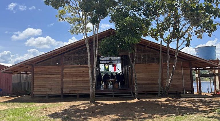 Escola ribeirinha da Comunidade Indígena do Renascer, em Novo Airão (AM),