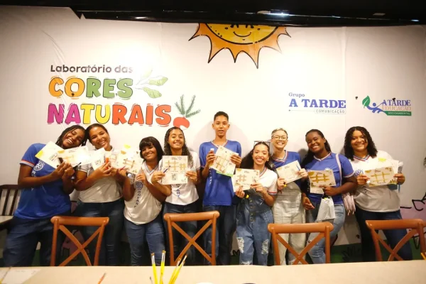 Estudantes-unem-educacao-e-arte-no-Laboratorio-das0129825800202412041807-ScaleDownProportional