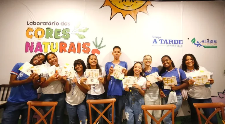 Estudantes-unem-educacao-e-arte-no-Laboratorio-das0129825800202412041807-ScaleDownProportional