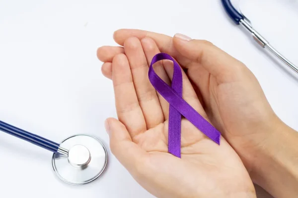 Fevereiro-Roxo-faz-alerta-sobre-Alzheimer-e-Doenca0126008600202402230633-ScaleDownProportional