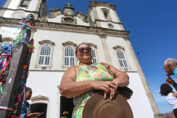 Fieis-marcam-presenca-na-Igreja-do-Bonfim-nos-prim0130165300202501030650-ScaleDownProportional