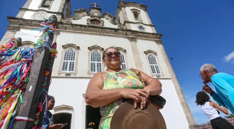 Fieis-marcam-presenca-na-Igreja-do-Bonfim-nos-prim0130165300202501030650-ScaleDownProportional