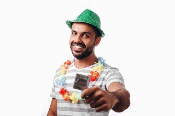 Infectologista_alerta_para_a_importancia_da_prevencao_da_Covid_e_ISTs_durante_as_festas_de_verao