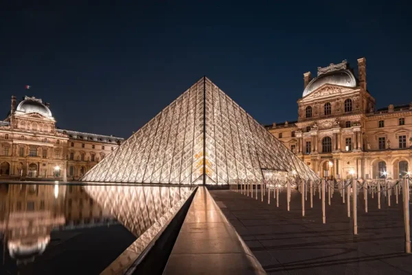 Louvre-Unsplash