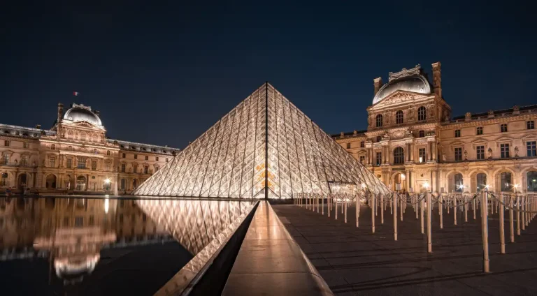 Louvre-Unsplash