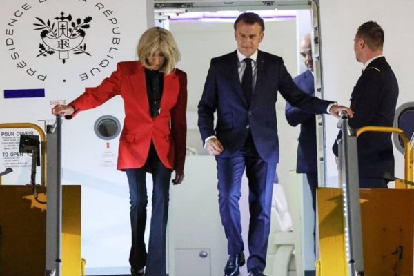 Macron-e-a-esposa-brigitte-1182x800