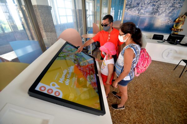 Mesa-de--Totem-Touch-Screen-CAT_Foto_Jefferson-Peixoto_Secom_Pms-9