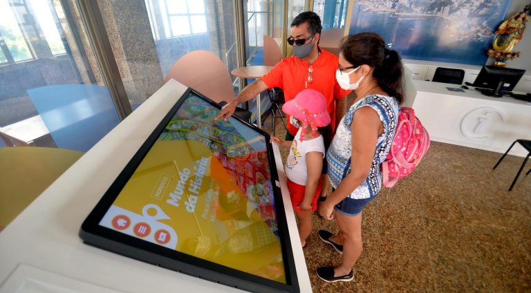 Mesa-de--Totem-Touch-Screen-CAT_Foto_Jefferson-Peixoto_Secom_Pms-9