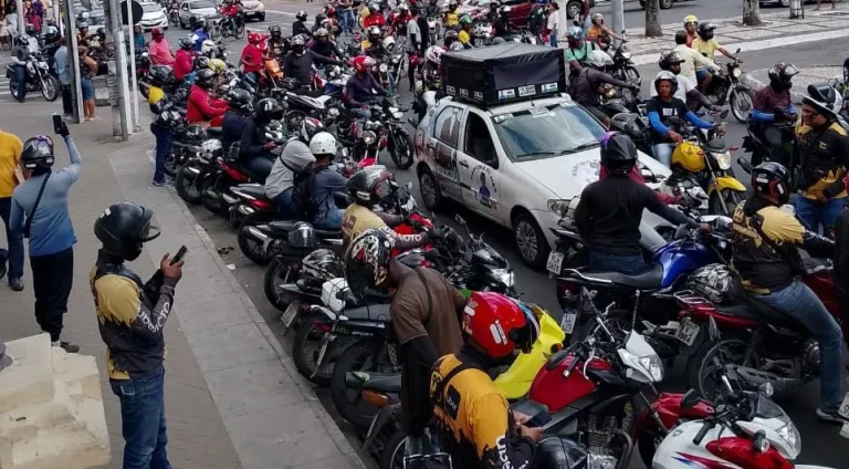 Mototaxistas-fazem-protesto-em-frente-a-Prefeitura0128434600202408270741-ScaleDownProportional