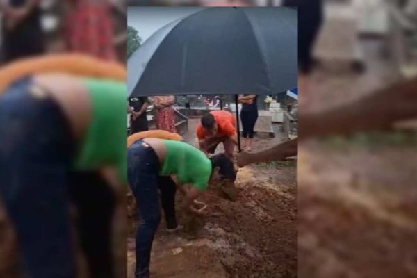 Com chuva e sem coveiro, netos realizam enterro da avó com as próprias mãos