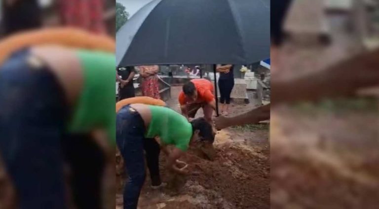 Com chuva e sem coveiro, netos realizam enterro da avó com as próprias mãos