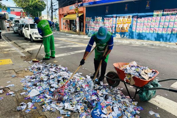 Operação da Limpurb recolhe toneladas de material eleitoral em Salvador (3)