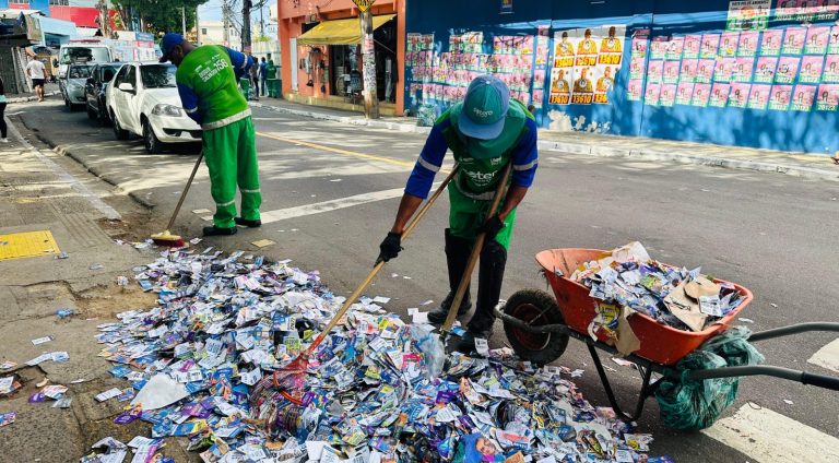 Operação da Limpurb recolhe toneladas de material eleitoral em Salvador (3)
