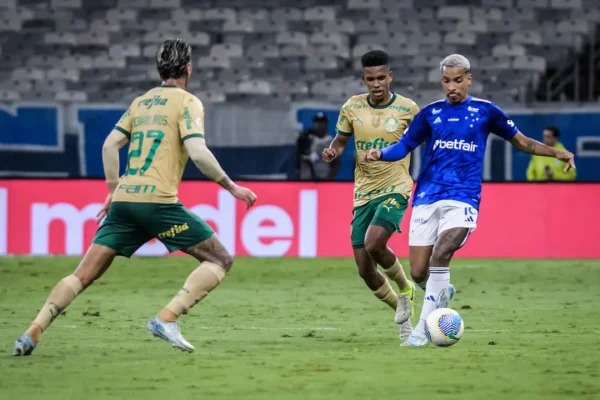 Palmeiras-vence-Cruzeiro-ajuda-o-Bahia-e-mantem-di0129830000202412042345-ScaleDownProportional