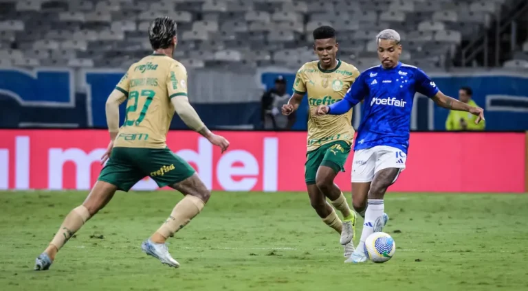 Palmeiras-vence-Cruzeiro-ajuda-o-Bahia-e-mantem-di0129830000202412042345-ScaleDownProportional