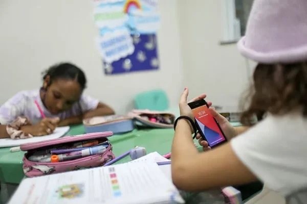 Proibicao-do-uso-de-celulares-nas-escolas-de-Salva0127349100202406052223-ScaleDownProportional