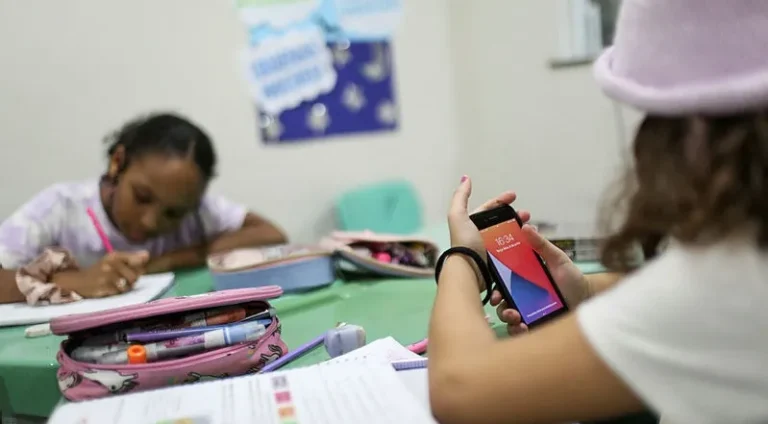 Proibicao-do-uso-de-celulares-nas-escolas-de-Salva0127349100202406052223-ScaleDownProportional
