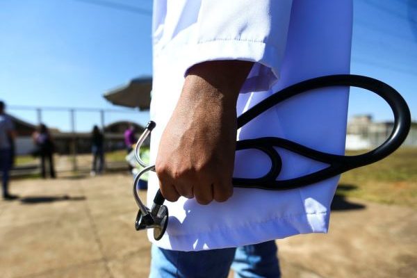 Médicos chegam ao local de prova para a segunda etapa do Exame Nacional de Revalidação de Diplomas Médicos Expedidos por Instituição de Educação Superior Estrangeira (Revalida) 2020, em Brasília.