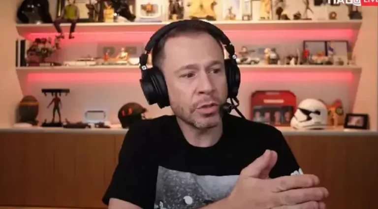 Tiago Leifert discute ao vivo com influencer sobre polêmica com Vini Jr.