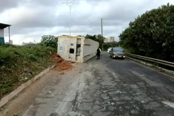 Trecho-na-BR-324-e-liberado-apos-remocao-de-contei0128385800202408230648-ScaleDownProportional