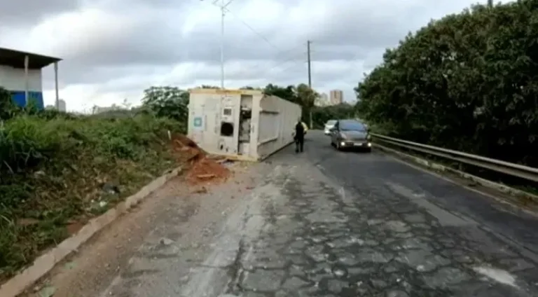 Trecho-na-BR-324-e-liberado-apos-remocao-de-contei0128385800202408230648-ScaleDownProportional