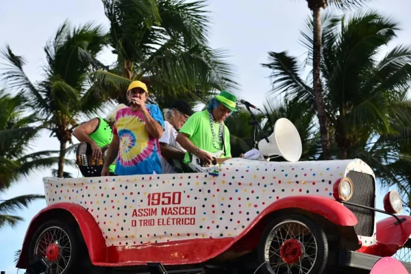 Trio-de-Armandinho-desfilara-cinco-dias-no-Carnava0125653100202401251044-ScaleDownProportional