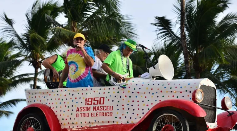 Trio-de-Armandinho-desfilara-cinco-dias-no-Carnava0125653100202401251044-ScaleDownProportional