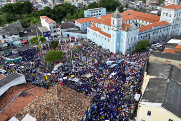 Turistas-participam-do-cortejo-e-aprendem-sobre-a-historia-do-2-de-Julho-Foto-Feijao-Almeida-GOVBA-696x392