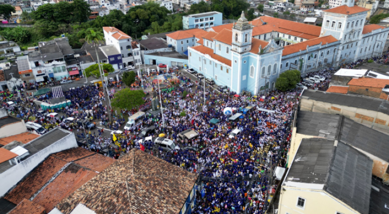 Turistas-participam-do-cortejo-e-aprendem-sobre-a-historia-do-2-de-Julho-Foto-Feijao-Almeida-GOVBA-696x392