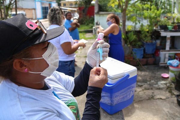 Vacinacao-Caes-e-Gatos_CCZ_Fot-Bruno-Concha_Secom_Pms-5-2048x1265