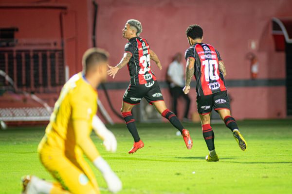 Eri k e Matheuzinho comemoram gol (Fotos: Victor Ferreira/ EC Vitória)