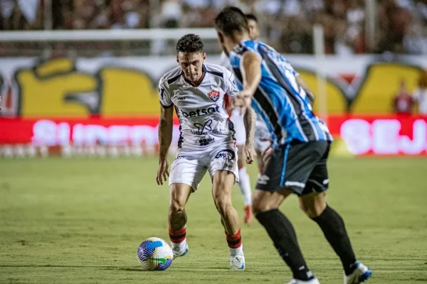 Vitoria-empata-com-o-Gremio-e-fica-a-um-passo-de-v0129829400202412042203-ScaleDownProportional