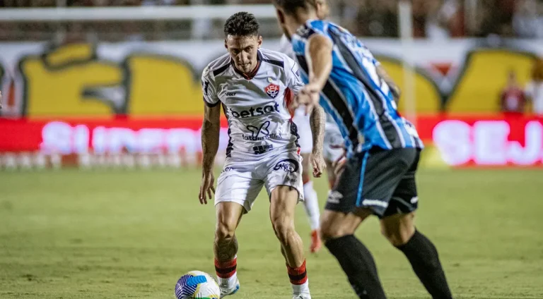 Vitoria-empata-com-o-Gremio-e-fica-a-um-passo-de-v0129829400202412042203-ScaleDownProportional