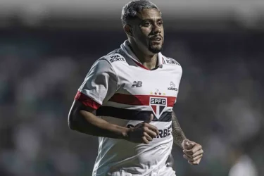 Wellington-Rato-jogador-do-Sao-Paulo-com-camisa-patrocinada-por-Viva-Sorte-scaled-aspect-ratio-512-320