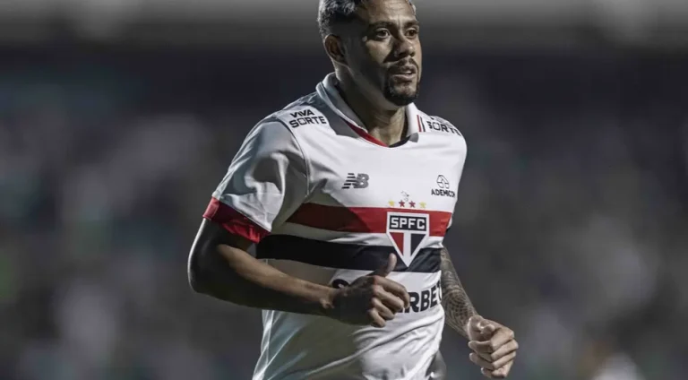 Wellington-Rato-jogador-do-Sao-Paulo-com-camisa-patrocinada-por-Viva-Sorte-scaled-aspect-ratio-512-320