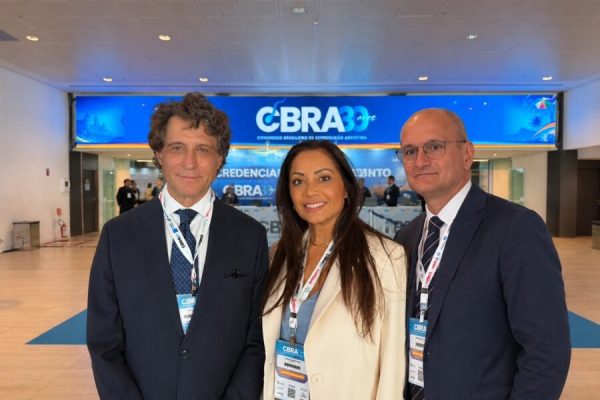 Da esquerda para direita_Dr. José Remohi, Presidente e Co-Fundador do Grupo IVI; Dra. Genevieve Coelho, diretora médica do IVI Brasil; e Dr. Átilla Vercezskey, coordenador do Reproductive Surgery da ESHRE