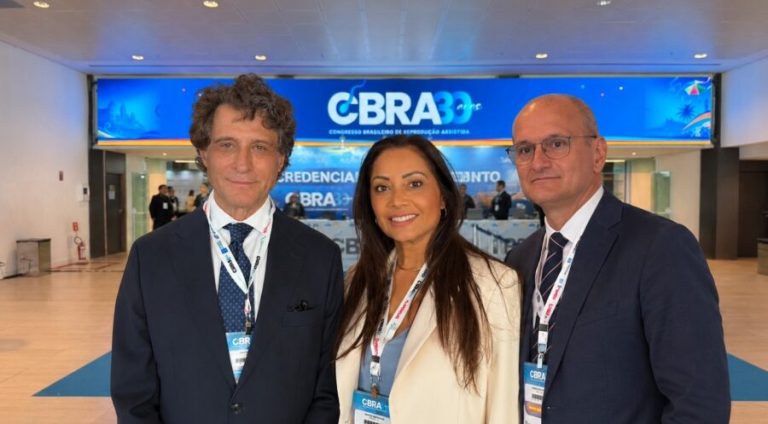Da esquerda para direita_Dr. José Remohi, Presidente e Co-Fundador do Grupo IVI; Dra. Genevieve Coelho, diretora médica do IVI Brasil; e Dr. Átilla Vercezskey, coordenador do Reproductive Surgery da ESHRE