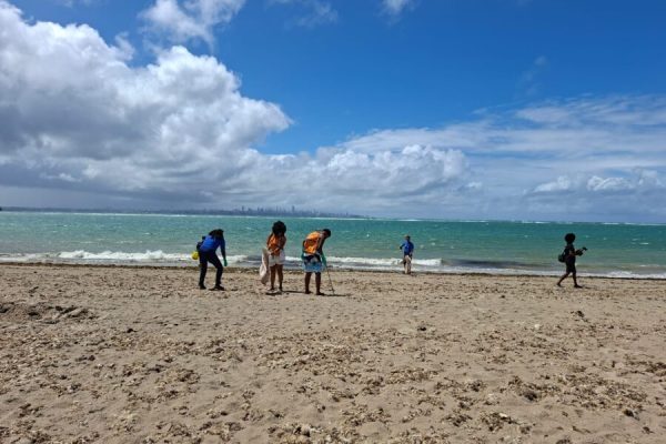Limpeza de praia em Mar Grande recolhe 165 kg de resíduos