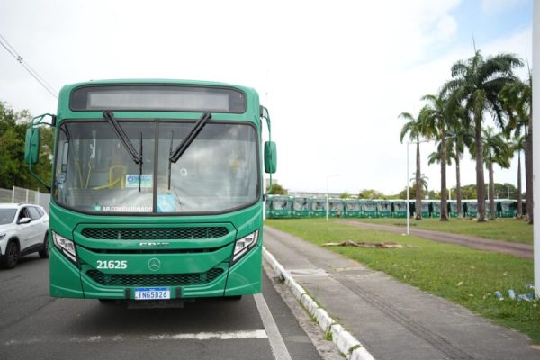 Ônibus do BRT de Salvador em via pública, com outros veículos do sistema estacionados ao fundo.