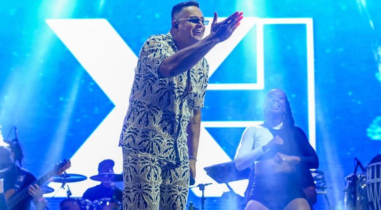 Xanddy celebra pagodão baiano em Praia do Forte,