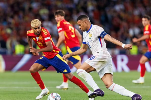 Lamine Yamal e Kylian Mbappé se enfrentaram na Euro e na Liga das Nações. (Foto: FIFA)