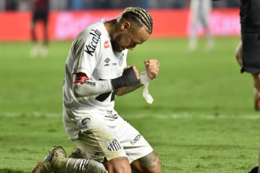 SP - SANTOS - 16/07/2025 - BRASILEIRO A 2025, SANTOS X FLAMENGO - Neymar Jr jogador do Santos comemora vitoria ao final da partida contra o Flamengo no estadio Vila Belmiro pelo campeonato Brasileiro A 2025. Foto: Jota Erre/AGIF