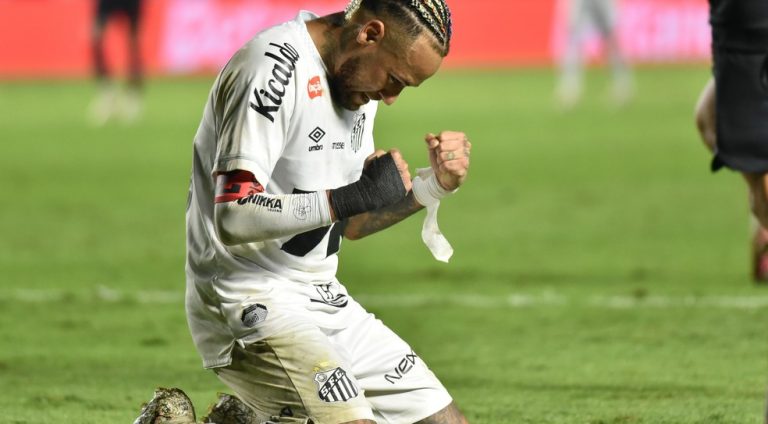 SP - SANTOS - 16/07/2025 - BRASILEIRO A 2025, SANTOS X FLAMENGO - Neymar Jr jogador do Santos comemora vitoria ao final da partida contra o Flamengo no estadio Vila Belmiro pelo campeonato Brasileiro A 2025. Foto: Jota Erre/AGIF