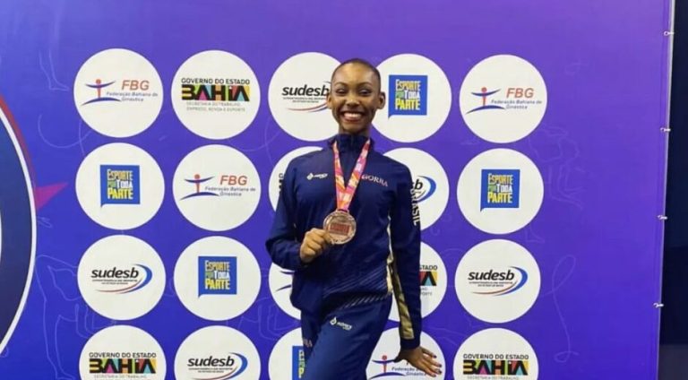 ana-vitoria-ginasta-ganha-medalha-e1729862179187