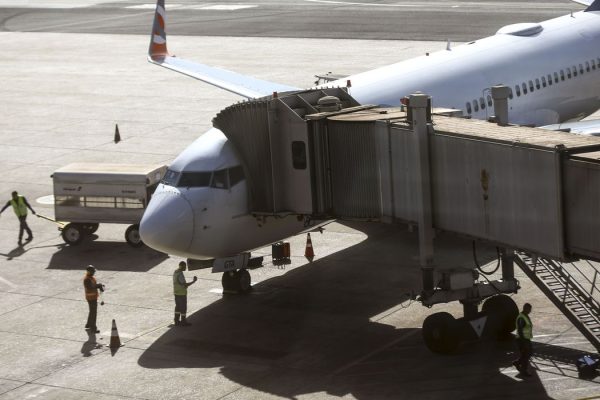 Movimentação de aviões comerciais no aeroporto de Brasília.