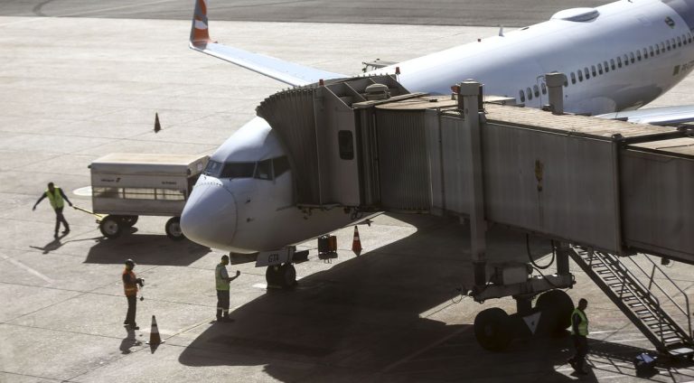 Movimentação de aviões comerciais no aeroporto de Brasília.