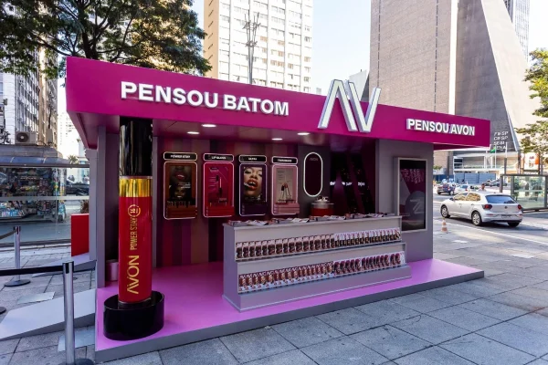 avon-leva-a-primeira-banca-do-batom-do-brasil-ao-shopping-piedade-em-salvador-3354664-article