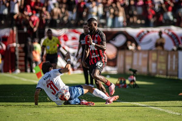 Roman Gómez, do Bahia, está dando carrinho na bola disputada por Ramon, do Vitória, em pé