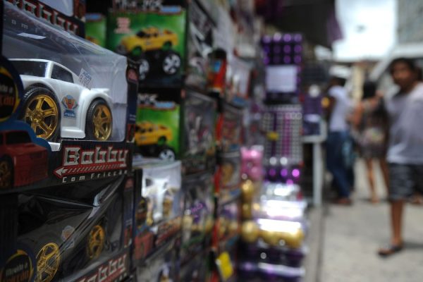 Rio de Janeiro - Milhares de pessoas vão às ruas do Saara (Sociedade de Amigos das Adjacências da Rua da Alfândega) para compras de natal no tradicional centro de comércio popular do Rio de Janeiro.
