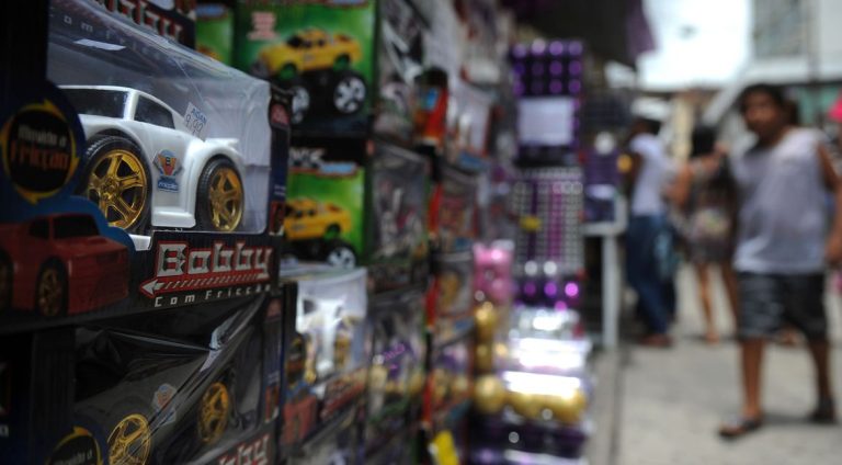 Rio de Janeiro - Milhares de pessoas vão às ruas do Saara (Sociedade de Amigos das Adjacências da Rua da Alfândega) para compras de natal no tradicional centro de comércio popular do Rio de Janeiro.